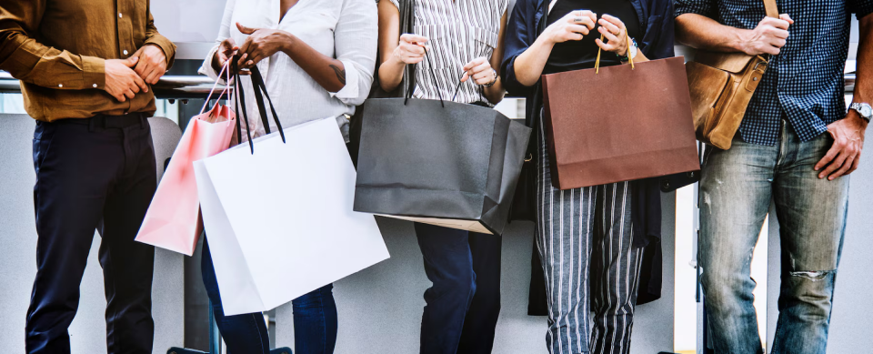 Groupe de personnes faisant du shopping