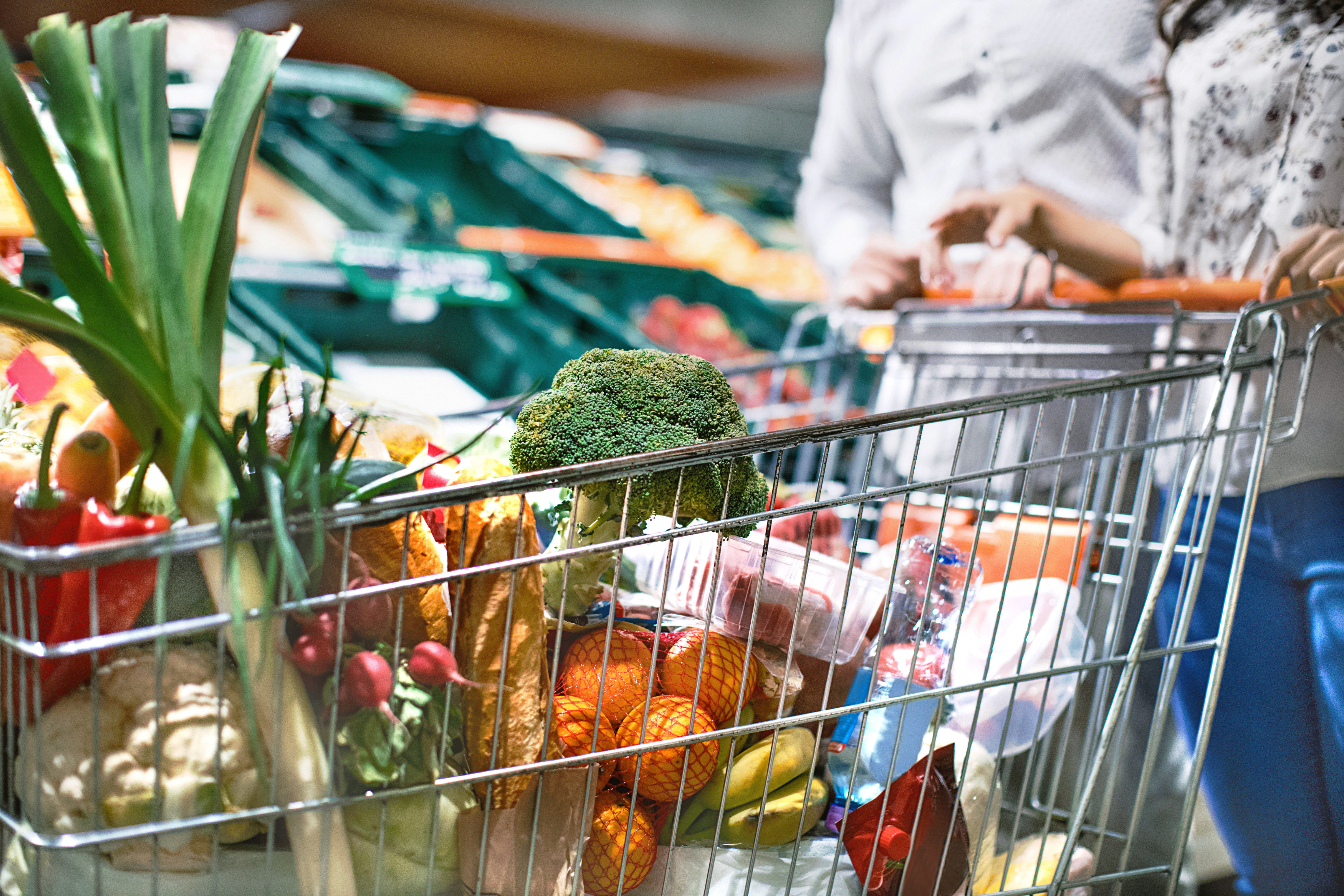 Photo d'un cadie de courses remplie de denrées alimentaires